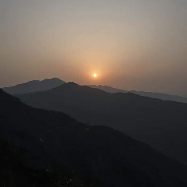 AI增强前的低质量照片 - 色彩暗淡对比度低